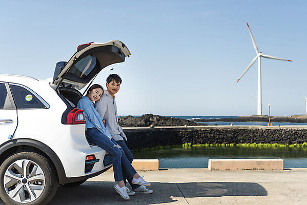 포토 JPG 주간 전신 커플 여자 남자 행복 교통수단 바다 여행 자동차 미소 앉기 20대 성인 야외 두명 옆모습 30대 제주도 자연보호 환경 그린캠페인 다정 봄 한국인 그린에너지 풍력에너지 즐거움 친환경 해안도로 국내여행 봄여행 자동차트렁크 전기자동차 해변도로 친환경자동차 성인만 신창해안도로 국내포토 자연요소 계절 감정 도로 육상교통 캠페인 뷰포인트 교통 컨셉 관계 모션 자연 한국 표정 사람 동양인 청년 장년 에너지 보호 파일형식