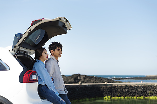 포토 JPG 주간 커플 응시 여자 남자 행복 교통수단 바다 여행 자동차 앉기 상반신 20대 성인 야외 두명 옆모습 30대 제주도 자연보호 환경 그린캠페인 다정 봄 한국인 그린에너지 즐거움 친환경 해안도로 국내여행 봄여행 자동차트렁크 전기자동차 해변도로 친환경자동차 성인만 신창해안도로 국내포토 자연요소 시선 계절 감정 도로 육상교통 캠페인 뷰포인트 교통 컨셉 관계 모션 자연 한국 사람 동양인 청년 장년 에너지 보호 파일형식