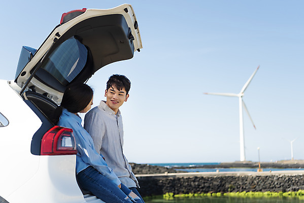 포토 JPG 주간 커플 응시 여자 남자 행복 교통수단 바다 여행 자동차 앉기 상반신 20대 성인 야외 두명 옆모습 30대 제주도 자연보호 환경 그린캠페인 다정 봄 한국인 그린에너지 풍력에너지 즐거움 친환경 해안도로 국내여행 봄여행 자동차트렁크 전기자동차 해변도로 친환경자동차 성인만 신창해안도로 국내포토 자연요소 시선 계절 감정 도로 육상교통 캠페인 뷰포인트 교통 컨셉 관계 모션 자연 한국 사람 동양인 청년 장년 에너지 보호 파일형식