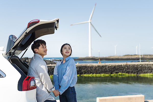 포토 JPG 주간 커플 응시 여자 남자 행복 교통수단 바다 여행 자동차 서기 앉기 상반신 20대 성인 야외 두명 옆모습 30대 제주도 마주보기 자연보호 환경 그린캠페인 다정 봄 한국인 그린에너지 풍력에너지 즐거움 친환경 해안도로 국내여행 봄여행 자동차트렁크 전기자동차 해변도로 친환경자동차 성인만 신창해안도로 국내포토 자연요소 시선 계절 감정 도로 육상교통 캠페인 뷰포인트 교통 컨셉 관계 모션 자연 한국 사람 동양인 청년 장년 에너지 보호 파일형식