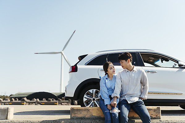 포토 JPG 주간 커플 여자 남자 행복 교통수단 바다 여행 자동차 앉기 상반신 20대 성인 야외 두명 앞모습 30대 제주도 계단 자연보호 환경 손잡기 그린캠페인 기댐 다정 봄 한국인 그린에너지 풍력에너지 즐거움 친환경 해안도로 국내여행 봄여행 전기자동차 해변도로 친환경자동차 성인만 신창해안도로 국내포토 자연요소 계절 감정 도로 육상교통 캠페인 뷰포인트 교통 컨셉 관계 모션 자연 한국 사람 동양인 청년 장년 에너지 보호 파일형식