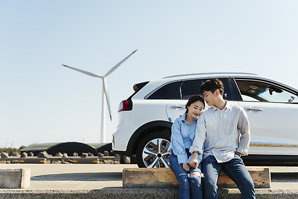 포토 JPG 주간 커플 여자 남자 행복 교통수단 바다 여행 자동차 앉기 상반신 20대 성인 야외 두명 앞모습 30대 제주도 계단 자연보호 환경 손잡기 그린캠페인 기댐 다정 봄 한국인 그린에너지 풍력에너지 즐거움 친환경 해안도로 국내여행 봄여행 전기자동차 해변도로 친환경자동차 성인만 신창해안도로 국내포토 자연요소 계절 감정 도로 육상교통 캠페인 뷰포인트 교통 컨셉 관계 모션 자연 한국 사람 동양인 청년 장년 에너지 보호 파일형식