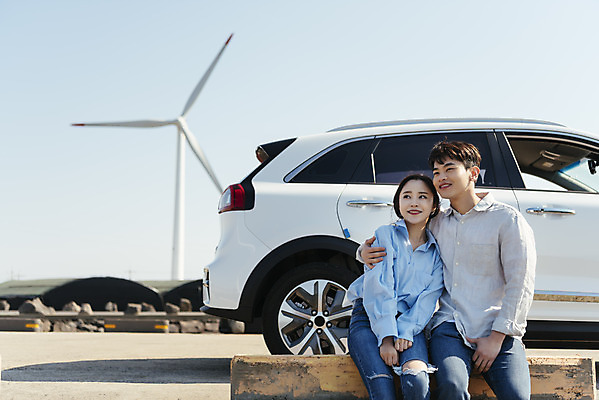 포토 JPG 주간 커플 여자 남자 행복 교통수단 바다 여행 자동차 앉기 상반신 20대 성인 야외 두명 앞모습 30대 제주도 계단 자연보호 환경 손잡기 그린캠페인 기댐 다정 봄 한국인 그린에너지 풍력에너지 즐거움 친환경 해안도로 국내여행 봄여행 전기자동차 해변도로 친환경자동차 성인만 신창해안도로 국내포토 자연요소 계절 감정 도로 육상교통 캠페인 뷰포인트 교통 컨셉 관계 모션 자연 한국 사람 동양인 청년 장년 에너지 보호 파일형식