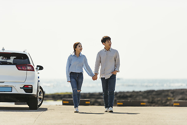 포토 JPG 주간 전신 커플 응시 여자 남자 행복 교통수단 바다 여행 자동차 20대 성인 야외 두명 앞모습 30대 제주도 걷기 자연보호 환경 손잡기 그린캠페인 다정 봄 한국인 그린에너지 즐거움 친환경 해안도로 국내여행 봄여행 전기자동차 해변도로 친환경자동차 성인만 신창해안도로 국내포토 자연요소 시선 계절 감정 도로 육상교통 캠페인 뷰포인트 교통 컨셉 관계 모션 자연 한국 사람 동양인 청년 장년 에너지 보호 파일형식