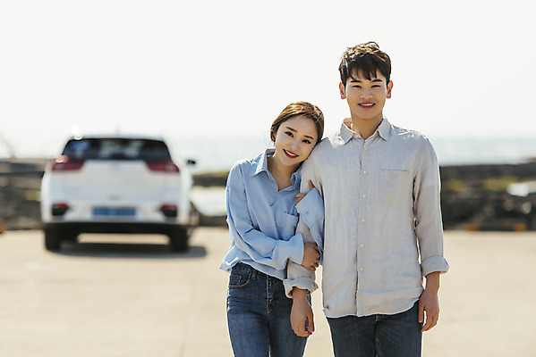 포토 JPG 주간 커플 여자 남자 행복 교통수단 바다 여행 자동차 서기 미소 상반신 20대 성인 야외 두명 앞모습 30대 제주도 팔짱 자연보호 환경 그린캠페인 기댐 다정 봄 한국인 그린에너지 즐거움 친환경 해안도로 국내여행 봄여행 전기자동차 해변도로 친환경자동차 성인만 신창해안도로 국내포토 자연요소 계절 감정 도로 육상교통 캠페인 뷰포인트 교통 컨셉 관계 모션 자연 한국 표정 사람 동양인 청년 장년 에너지 보호 파일형식