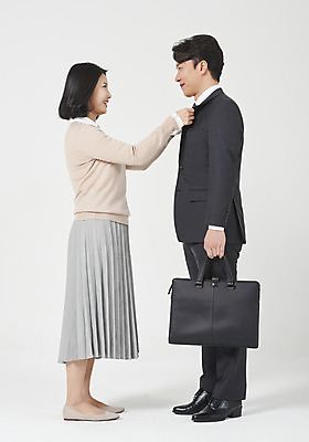 포토 JPG 스튜디오촬영 전신 부부 여자 남자 행복 운동화 서류가방 신혼부부 넥타이 실내 서기 미소 정장 성인 두명 옆모습 30대 마주보기 화목 다정 한국인 도움 비즈니스맨 흰배경 주부 출근 단화 주름치마 부부라이프 성인만 국내포토 라이프스타일 커플 잡화 옷 감정 뷰포인트 백그라운드 신발 컨셉 가방 비즈니스 모션 표정 사람 동양인 내부 장년 치마 흰색 직장인 여성화 출퇴근 신혼 파일형식