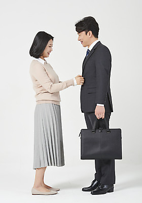 포토 JPG 스튜디오촬영 전신 부부 여자 남자 행복 운동화 서류가방 신혼부부 넥타이 실내 서기 미소 정장 성인 두명 옆모습 30대 마주보기 화목 다정 한국인 도움 비즈니스맨 흰배경 주부 출근 단화 주름치마 부부라이프 성인만 국내포토 라이프스타일 커플 잡화 옷 감정 뷰포인트 백그라운드 신발 컨셉 가방 비즈니스 모션 표정 사람 동양인 내부 장년 치마 흰색 직장인 여성화 출퇴근 신혼 파일형식