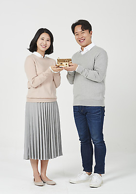 포토 JPG 스튜디오촬영 전신 부부 여자 남자 행복 운동화 신혼부부 부동산 주택 실내 서기 미소 들기 성인 두명 앞모습 캐주얼 30대 화목 다정 한국인 흰배경 내집마련 건축모형 단화 정부정책 주름치마 부부라이프 성인만 집모양 주택대출 국내포토 모양 라이프스타일 커플 옷 감정 뷰포인트 백그라운드 신발 컨셉 모션 표정 사람 동양인 내부 건물 장년 치마 모형 흰색 재산 여성화 신혼 대출 정책 파일형식