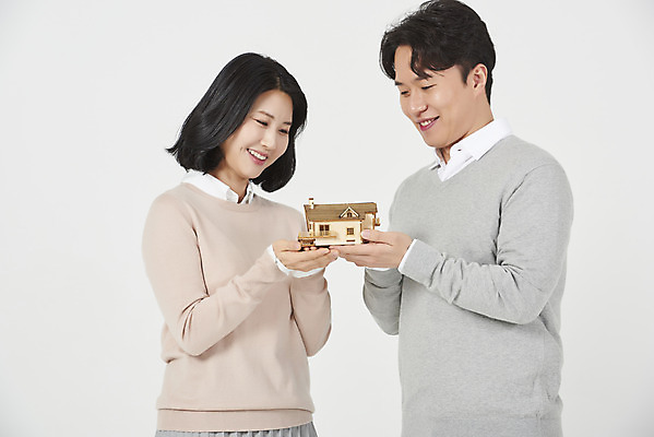 포토 JPG 스튜디오촬영 부부 응시 여자 남자 행복 신혼부부 부동산 주택 실내 서기 미소 들기 상반신 성인 두명 앞모습 캐주얼 30대 화목 다정 한국인 흰배경 내집마련 건축모형 정부정책 부부라이프 성인만 집모양 주택대출 국내포토 모양 라이프스타일 커플 시선 옷 감정 뷰포인트 백그라운드 컨셉 모션 표정 사람 동양인 내부 건물 장년 모형 흰색 재산 신혼 대출 정책 파일형식