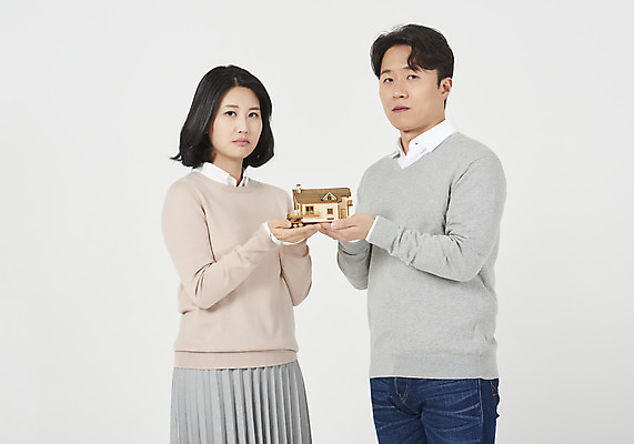 포토 JPG 스튜디오촬영 부부 여자 남자 신혼부부 부동산 주택 실내 서기 들기 상반신 성인 두명 앞모습 캐주얼 30대 한국인 슬픔 흰배경 내집마련 건축모형 정부정책 부부라이프 성인만 집모양 주택대출 국내포토 모양 라이프스타일 커플 옷 감정 뷰포인트 백그라운드 모션 사람 동양인 내부 건물 장년 모형 흰색 재산 신혼 대출 정책 파일형식