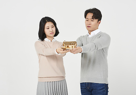 포토 JPG 스튜디오촬영 부부 여자 남자 신혼부부 부동산 주택 실내 서기 들기 상반신 성인 두명 앞모습 캐주얼 30대 한국인 슬픔 흰배경 내집마련 건축모형 정부정책 부부라이프 성인만 집모양 주택대출 국내포토 모양 라이프스타일 커플 옷 감정 뷰포인트 백그라운드 모션 사람 동양인 내부 건물 장년 모형 흰색 재산 신혼 대출 정책 파일형식