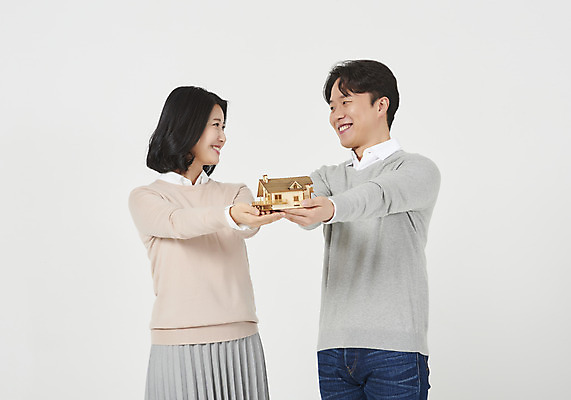 포토 JPG 스튜디오촬영 부부 응시 여자 남자 행복 신혼부부 부동산 주택 실내 서기 미소 들기 상반신 성인 두명 앞모습 캐주얼 30대 화목 다정 한국인 흰배경 내집마련 건축모형 정부정책 부부라이프 성인만 집모양 주택대출 국내포토 모양 라이프스타일 커플 시선 옷 감정 뷰포인트 백그라운드 컨셉 모션 표정 사람 동양인 내부 건물 장년 모형 흰색 재산 신혼 대출 정책 파일형식