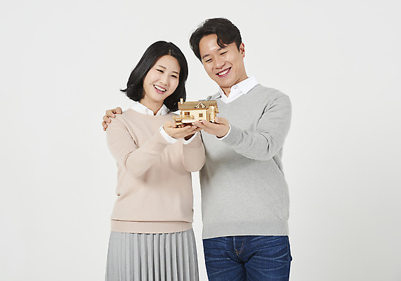 포토 JPG 스튜디오촬영 부부 응시 여자 남자 행복 신혼부부 부동산 주택 실내 서기 미소 들기 상반신 성인 두명 앞모습 캐주얼 30대 화목 다정 한국인 흰배경 내집마련 건축모형 정부정책 부부라이프 성인만 집모양 주택대출 국내포토 모양 라이프스타일 커플 시선 옷 감정 뷰포인트 백그라운드 컨셉 모션 표정 사람 동양인 내부 건물 장년 모형 흰색 재산 신혼 대출 정책 파일형식