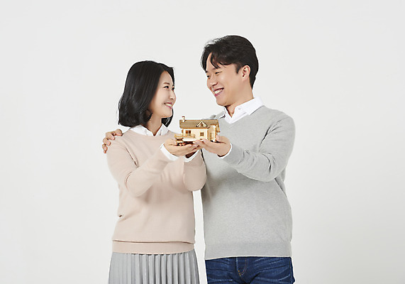 포토 JPG 스튜디오촬영 부부 응시 여자 남자 행복 신혼부부 부동산 주택 실내 서기 미소 들기 상반신 성인 두명 앞모습 캐주얼 30대 화목 다정 한국인 흰배경 내집마련 건축모형 정부정책 부부라이프 성인만 집모양 주택대출 국내포토 모양 라이프스타일 커플 시선 옷 감정 뷰포인트 백그라운드 컨셉 모션 표정 사람 동양인 내부 건물 장년 모형 흰색 재산 신혼 대출 정책 파일형식