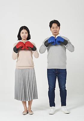 포토 JPG 스튜디오촬영 전신 부부 여자 남자 운동화 신혼부부 실내 서기 성인 두명 앞모습 캐주얼 30대 경쟁 한국인 권투글러브 흰배경 싸움 부부싸움 단화 주름치마 부부라이프 성인만 국내포토 라이프스타일 커플 옷 뷰포인트 백그라운드 신발 컨셉 모션 사람 동양인 내부 장년 치마 글러브 흰색 여성화 신혼 파일형식