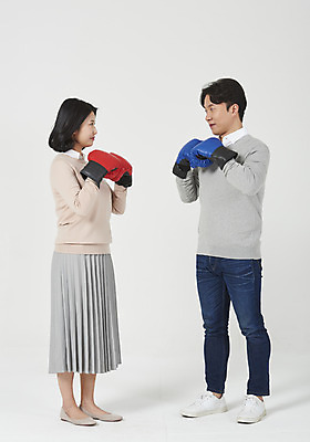 포토 JPG 스튜디오촬영 전신 부부 여자 남자 운동화 신혼부부 실내 서기 성인 두명 옆모습 캐주얼 30대 마주보기 경쟁 한국인 권투글러브 흰배경 싸움 부부싸움 단화 주름치마 부부라이프 성인만 국내포토 라이프스타일 커플 옷 뷰포인트 백그라운드 신발 컨셉 모션 사람 동양인 내부 장년 치마 글러브 흰색 여성화 신혼 파일형식