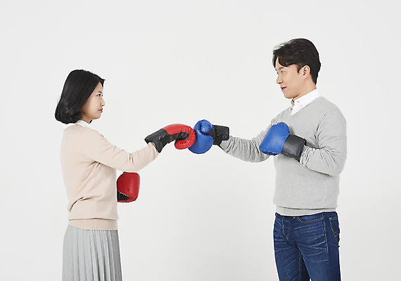 포토 JPG 스튜디오촬영 부부 여자 남자 신혼부부 실내 서기 상반신 성인 두명 옆모습 캐주얼 30대 마주보기 경쟁 한국인 권투글러브 흰배경 싸움 부부싸움 부부라이프 성인만 국내포토 라이프스타일 커플 옷 뷰포인트 백그라운드 컨셉 모션 사람 동양인 내부 장년 글러브 흰색 신혼 파일형식