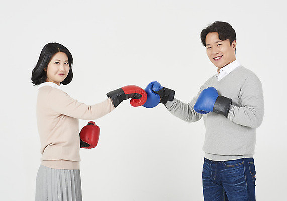 포토 JPG 스튜디오촬영 부부 여자 남자 신혼부부 실내 서기 미소 상반신 성인 두명 옆모습 캐주얼 30대 경쟁 한국인 권투글러브 흰배경 싸움 부부싸움 부부라이프 성인만 국내포토 라이프스타일 커플 옷 뷰포인트 백그라운드 컨셉 모션 표정 사람 동양인 내부 장년 글러브 흰색 신혼 파일형식