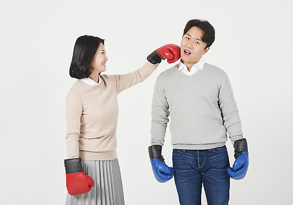 포토 JPG 스튜디오촬영 부부 여자 남자 신혼부부 실내 서기 상반신 성인 두명 앞모습 옆모습 캐주얼 30대 경쟁 한국인 권투글러브 펀치 흰배경 싸움 부부싸움 때리기 부부라이프 성인만 국내포토 라이프스타일 커플 옷 뷰포인트 백그라운드 컨셉 모션 사람 동양인 내부 장년 글러브 흰색 신혼 파일형식