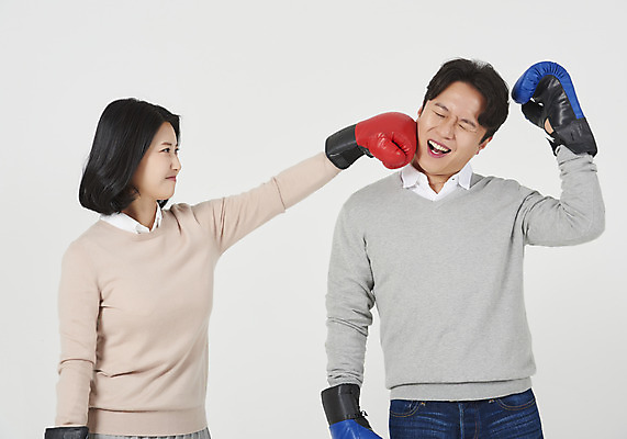 포토 JPG 스튜디오촬영 부부 여자 남자 신혼부부 실내 서기 상반신 성인 두명 앞모습 옆모습 캐주얼 30대 경쟁 고통 한국인 권투글러브 펀치 흰배경 싸움 부부싸움 때리기 부부라이프 성인만 국내포토 라이프스타일 커플 옷 감정 뷰포인트 백그라운드 컨셉 모션 사람 동양인 내부 장년 글러브 흰색 신혼 파일형식