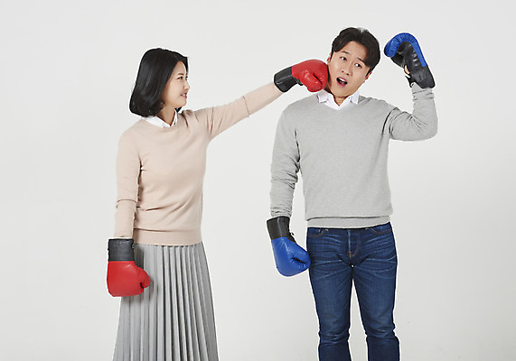 포토 JPG 스튜디오촬영 부부 여자 남자 신혼부부 실내 서기 상반신 성인 두명 앞모습 옆모습 캐주얼 30대 놀람 경쟁 한국인 권투글러브 펀치 흰배경 싸움 부부싸움 때리기 부부라이프 성인만 국내포토 라이프스타일 커플 옷 감정 뷰포인트 백그라운드 컨셉 모션 표정 사람 동양인 내부 장년 글러브 흰색 신혼 파일형식