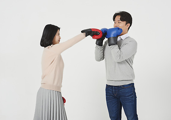 포토 JPG 스튜디오촬영 부부 여자 남자 신혼부부 실내 서기 상반신 성인 두명 옆모습 캐주얼 30대 경쟁 한국인 권투글러브 펀치 수비 흰배경 싸움 부부싸움 때리기 부부라이프 성인만 국내포토 라이프스타일 커플 옷 뷰포인트 백그라운드 컨셉 모션 사람 동양인 내부 장년 글러브 흰색 신혼 파일형식