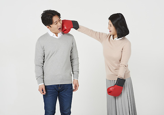 포토 JPG 스튜디오촬영 부부 여자 남자 신혼부부 실내 서기 상반신 성인 두명 앞모습 옆모습 캐주얼 30대 놀람 경쟁 한국인 권투글러브 펀치 흰배경 싸움 부부싸움 때리기 부부라이프 성인만 국내포토 라이프스타일 커플 옷 감정 뷰포인트 백그라운드 컨셉 모션 표정 사람 동양인 내부 장년 글러브 흰색 신혼 파일형식