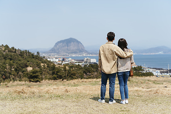 포토 JPG 주간 전신 커플 응시 여자 남자 여행 데이트 유적지 자연 한국 서기 풍경 20대 성인 야외 두명 뒷모습 30대 제주도 다정 봄 한국인 역사 국내여행 제주도여행 성인만 어깨에손 다크투어리즘 고사포진지 43유적지 셋알오름 국내포토 자연요소 시선 계절 아시아 뷰포인트 컨셉 고건축 관계 모션 사람 동양인 청년 장년 문화재 생태계 오름 서귀포 파일형식