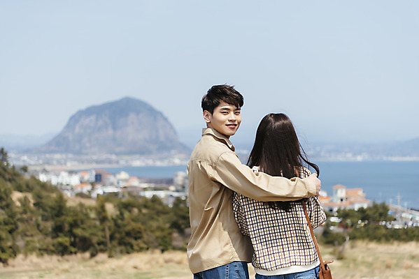 포토 JPG 주간 커플 여자 남자 여행 데이트 유적지 자연 한국 서기 미소 풍경 상반신 20대 성인 야외 두명 뒷모습 30대 제주도 다정 봄 한국인 뒤돌아보기 역사 국내여행 제주도여행 성인만 어깨에손 다크투어리즘 고사포진지 43유적지 셋알오름 국내포토 자연요소 계절 아시아 뷰포인트 컨셉 고건축 관계 모션 표정 사람 동양인 청년 장년 문화재 생태계 오름 서귀포 파일형식