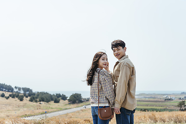 포토 JPG 주간 커플 여자 남자 여행 데이트 유적지 자연 한국 서기 미소 풍경 상반신 20대 성인 야외 두명 뒷모습 30대 제주도 다정 봄 한국인 뒤돌아보기 역사 국내여행 제주도여행 성인만 다크투어리즘 고사포진지 43유적지 셋알오름 국내포토 자연요소 계절 아시아 뷰포인트 컨셉 고건축 관계 모션 표정 사람 동양인 청년 장년 문화재 생태계 오름 서귀포 파일형식