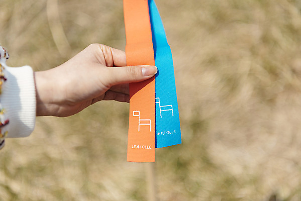 포토 JPG 주간 손 여자 리본 여행 유적지 자연 표시 한국 들기 풍경 20대 야외 신체부위 제주도 봄 끈 역사 국내여행 올레길 제주도여행 간세 다크투어리즘 고사포진지 43유적지 셋알오름 국내포토 자연요소 계절 아시아 길 고건축 모션 사람 청년 문화재 생태계 오름 서귀포 파일형식