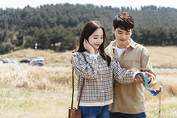 포토 JPG 주간 커플 응시 여자 남자 리본 여행 데이트 유적지 자연 표시 한국 서기 풍경 상반신 20대 성인 야외 두명 앞모습 30대 제주도 다정 봄 한국인 깃발 잡기 끈 역사 국내여행 올레길 제주도여행 성인만 간세 다크투어리즘 43유적지 셋알오름 국내포토 자연요소 시선 계절 아시아 길 뷰포인트 컨셉 고건축 관계 모션 사람 동양인 청년 장년 생태계 오름 서귀포 파일형식