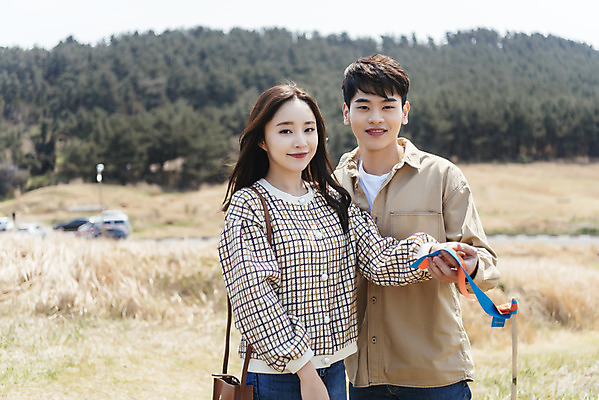 포토 JPG 주간 커플 응시 여자 남자 리본 여행 데이트 유적지 자연 표시 한국 서기 풍경 상반신 20대 성인 야외 두명 앞모습 30대 제주도 다정 봄 한국인 깃발 잡기 끈 역사 국내여행 올레길 제주도여행 성인만 간세 다크투어리즘 43유적지 셋알오름 국내포토 자연요소 시선 계절 아시아 길 뷰포인트 컨셉 고건축 관계 모션 사람 동양인 청년 장년 생태계 오름 서귀포 파일형식