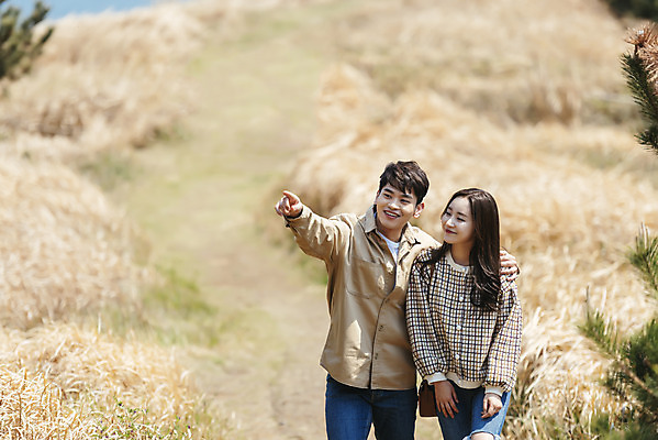 포토 JPG 주간 커플 응시 여자 남자 여행 데이트 유적지 자연 한국 미소 풍경 상반신 20대 성인 야외 두명 앞모습 30대 제주도 걷기 다정 봄 한국인 가리킴 역사 국내여행 올레길 제주도여행 성인만 어깨에손 다크투어리즘 43유적지 셋알오름 국내포토 자연요소 시선 계절 아시아 길 뷰포인트 컨셉 고건축 관계 모션 표정 사람 동양인 손짓 청년 장년 생태계 오름 서귀포 파일형식