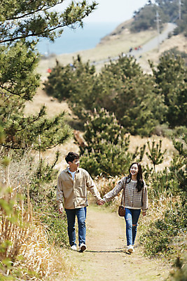 포토 JPG 주간 전신 커플 여자 남자 여행 데이트 유적지 자연 한국 풍경 20대 성인 야외 두명 앞모습 아웃포커스 30대 제주도 걷기 손잡기 다정 봄 한국인 소나무 역사 국내여행 올레길 제주도여행 성인만 다크투어리즘 43유적지 셋알오름 국내포토 자연요소 나무 계절 아시아 길 뷰포인트 컨셉 고건축 관계 모션 촬영기법 사람 동양인 청년 장년 생태계 오름 서귀포 파일형식