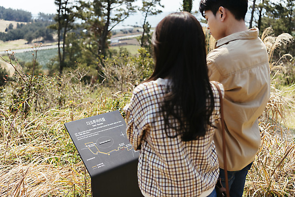 포토 JPG 주간 커플 응시 여자 남자 여행 데이트 유적지 자연 한국 서기 풍경 상반신 20대 성인 야외 두명 뒷모습 30대 제주도 봄 한국인 표지판 역사 국내여행 제주도여행 성인만 다크투어리즘 43유적지 셋알오름 국내포토 자연요소 시선 계절 아시아 뷰포인트 고건축 관계 모션 알림판 사람 동양인 청년 장년 생태계 오름 서귀포 파일형식