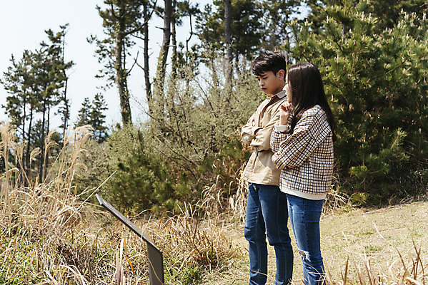 포토 JPG 주간 나무 커플 응시 여자 남자 여행 데이트 유적지 자연 한국 서기 풍경 상반신 20대 성인 야외 두명 옆모습 30대 제주도 봄 한국인 표지판 역사 국내여행 심각 제주도여행 성인만 다크투어리즘 43유적지 셋알오름 국내포토 자연요소 식물 시선 계절 아시아 뷰포인트 컨셉 고건축 관계 모션 알림판 사람 동양인 청년 장년 생태계 오름 서귀포 파일형식