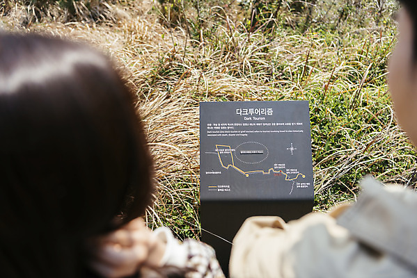포토 JPG 주간 커플 응시 여자 남자 여행 데이트 유적지 자연 한국 풍경 상반신 20대 성인 야외 두명 뒷모습 아웃포커스 30대 제주도 봄 한국인 표지판 역사 국내여행 제주도여행 성인만 다크투어리즘 43유적지 셋알오름 국내포토 자연요소 시선 계절 아시아 뷰포인트 고건축 관계 알림판 촬영기법 사람 동양인 청년 장년 생태계 오름 서귀포 파일형식
