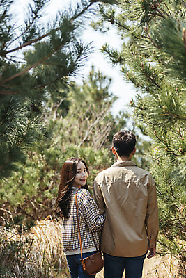 포토 JPG 주간 커플 여자 남자 여행 데이트 유적지 자연 한국 미소 풍경 상반신 20대 성인 야외 두명 뒷모습 30대 제주도 걷기 팔짱 봄 한국인 소나무 뒤돌아보기 역사 국내여행 제주도여행 성인만 다크투어리즘 43유적지 셋알오름 국내포토 자연요소 나무 계절 아시아 뷰포인트 고건축 관계 모션 표정 사람 동양인 청년 장년 생태계 오름 서귀포 파일형식