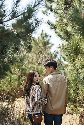 포토 JPG 주간 커플 여자 남자 여행 데이트 유적지 자연 한국 미소 풍경 상반신 20대 성인 야외 두명 뒷모습 30대 제주도 걷기 팔짱 봄 한국인 소나무 뒤돌아보기 역사 국내여행 제주도여행 성인만 다크투어리즘 43유적지 셋알오름 국내포토 자연요소 나무 계절 아시아 뷰포인트 고건축 관계 모션 표정 사람 동양인 청년 장년 생태계 오름 서귀포 파일형식