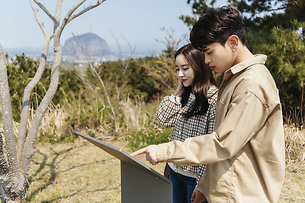 포토 JPG 주간 나무 커플 응시 여자 남자 여행 데이트 유적지 자연 한국 서기 미소 풍경 상반신 20대 성인 야외 두명 옆모습 30대 제주도 봄 한국인 가리킴 표지판 역사 국내여행 제주도여행 성인만 다크투어리즘 43유적지 셋알오름 국내포토 자연요소 식물 시선 계절 아시아 뷰포인트 고건축 관계 모션 알림판 표정 사람 동양인 손짓 청년 장년 생태계 오름 서귀포 파일형식