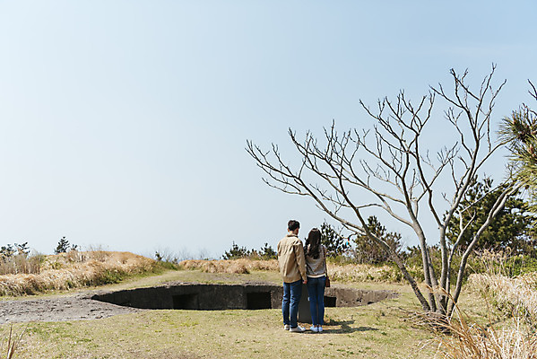포토 JPG 주간 전신 나무 커플 응시 여자 남자 여행 데이트 유적지 자연 하늘 한국 서기 풍경 20대 성인 야외 두명 뒷모습 30대 제주도 봄 한국인 나뭇가지 역사 국내여행 제주도여행 성인만 다크투어리즘 고사포진지 43유적지 셋알오름 국내포토 자연요소 식물 시선 계절 아시아 뷰포인트 고건축 관계 모션 사람 동양인 청년 장년 문화재 생태계 오름 서귀포 파일형식