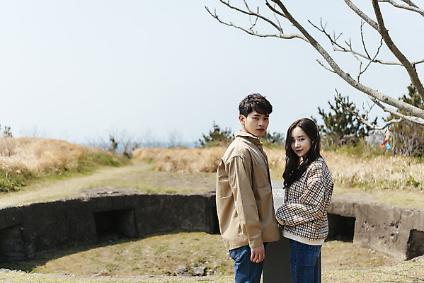 포토 JPG 주간 커플 여자 남자 여행 데이트 유적지 자연 한국 서기 풍경 상반신 20대 성인 야외 두명 옆모습 30대 제주도 봄 한국인 나뭇가지 역사 국내여행 제주도여행 성인만 다크투어리즘 고사포진지 43유적지 셋알오름 국내포토 자연요소 나무 계절 아시아 뷰포인트 고건축 관계 모션 사람 동양인 청년 장년 문화재 생태계 오름 서귀포 파일형식