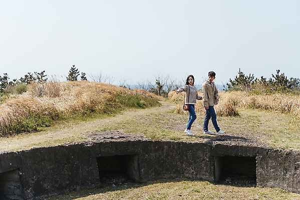 포토 JPG 주간 전신 커플 응시 여자 남자 여행 데이트 유적지 자연 한국 풍경 20대 성인 야외 두명 옆모습 30대 제주도 걷기 봄 한국인 역사 국내여행 제주도여행 성인만 다크투어리즘 고사포진지 43유적지 셋알오름 국내포토 자연요소 시선 계절 아시아 뷰포인트 고건축 관계 모션 사람 동양인 청년 장년 문화재 생태계 오름 서귀포 파일형식