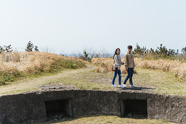 포토 JPG 주간 전신 커플 응시 여자 남자 여행 데이트 유적지 자연 한국 풍경 20대 성인 야외 두명 옆모습 30대 제주도 걷기 봄 한국인 역사 국내여행 제주도여행 성인만 다크투어리즘 고사포진지 43유적지 셋알오름 국내포토 자연요소 시선 계절 아시아 뷰포인트 고건축 관계 모션 사람 동양인 청년 장년 문화재 생태계 오름 서귀포 파일형식