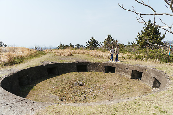 포토 JPG 주간 전신 커플 응시 여자 남자 여행 데이트 유적지 자연 한국 풍경 20대 성인 야외 두명 옆모습 30대 제주도 걷기 봄 한국인 역사 국내여행 제주도여행 성인만 다크투어리즘 고사포진지 43유적지 셋알오름 국내포토 자연요소 시선 계절 아시아 뷰포인트 고건축 관계 모션 사람 동양인 청년 장년 문화재 생태계 오름 서귀포 파일형식