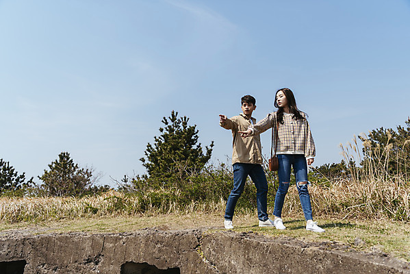 포토 JPG 주간 전신 커플 여자 남자 여행 데이트 유적지 자연 한국 풍경 20대 성인 야외 두명 앞모습 30대 제주도 걷기 봄 한국인 가리킴 역사 국내여행 제주도여행 성인만 다크투어리즘 고사포진지 43유적지 셋알오름 국내포토 자연요소 계절 아시아 뷰포인트 고건축 관계 모션 사람 동양인 손짓 청년 장년 문화재 생태계 오름 서귀포 파일형식