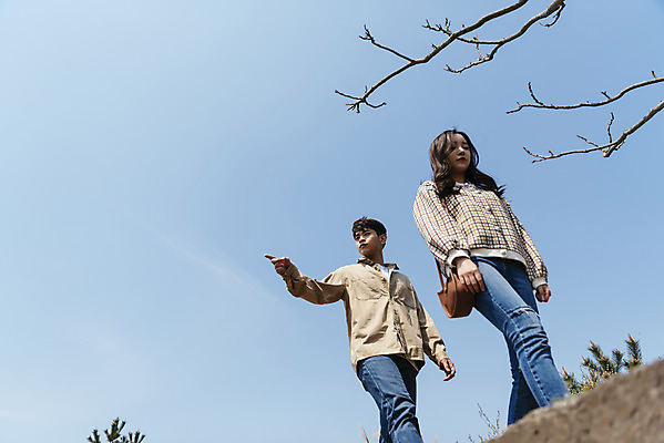 포토 JPG 주간 커플 여자 남자 로우앵글 여행 데이트 유적지 자연 하늘 한국 풍경 상반신 20대 성인 야외 두명 앞모습 30대 제주도 걷기 봄 한국인 나뭇가지 가리킴 역사 국내여행 제주도여행 성인만 다크투어리즘 고사포진지 43유적지 셋알오름 국내포토 자연요소 나무 계절 아시아 뷰포인트 고건축 관계 모션 사람 동양인 손짓 청년 장년 문화재 생태계 오름 서귀포 파일형식