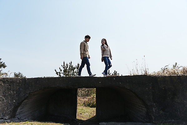 포토 JPG 주간 전신 커플 여자 남자 여행 데이트 유적지 자연 한국 풍경 20대 성인 야외 두명 옆모습 30대 제주도 걷기 봄 한국인 역사 국내여행 제주도여행 성인만 다크투어리즘 고사포진지 43유적지 셋알오름 국내포토 자연요소 계절 아시아 뷰포인트 고건축 관계 모션 사람 동양인 청년 장년 문화재 생태계 오름 서귀포 파일형식