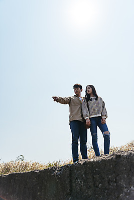 포토 JPG 주간 전신 커플 응시 여자 남자 로우앵글 여행 데이트 유적지 자연 하늘 한국 서기 풍경 20대 성인 야외 두명 30대 제주도 봄 한국인 가리킴 역사 국내여행 제주도여행 성인만 다크투어리즘 고사포진지 43유적지 셋알오름 국내포토 자연요소 시선 계절 아시아 뷰포인트 고건축 관계 모션 사람 동양인 손짓 청년 장년 문화재 생태계 오름 서귀포 파일형식